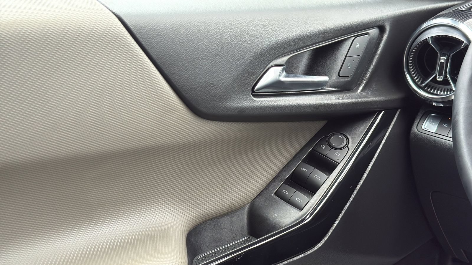 Used 2025 Chevrolet Equinox LT w/ Convenience Package II FWD image 9
