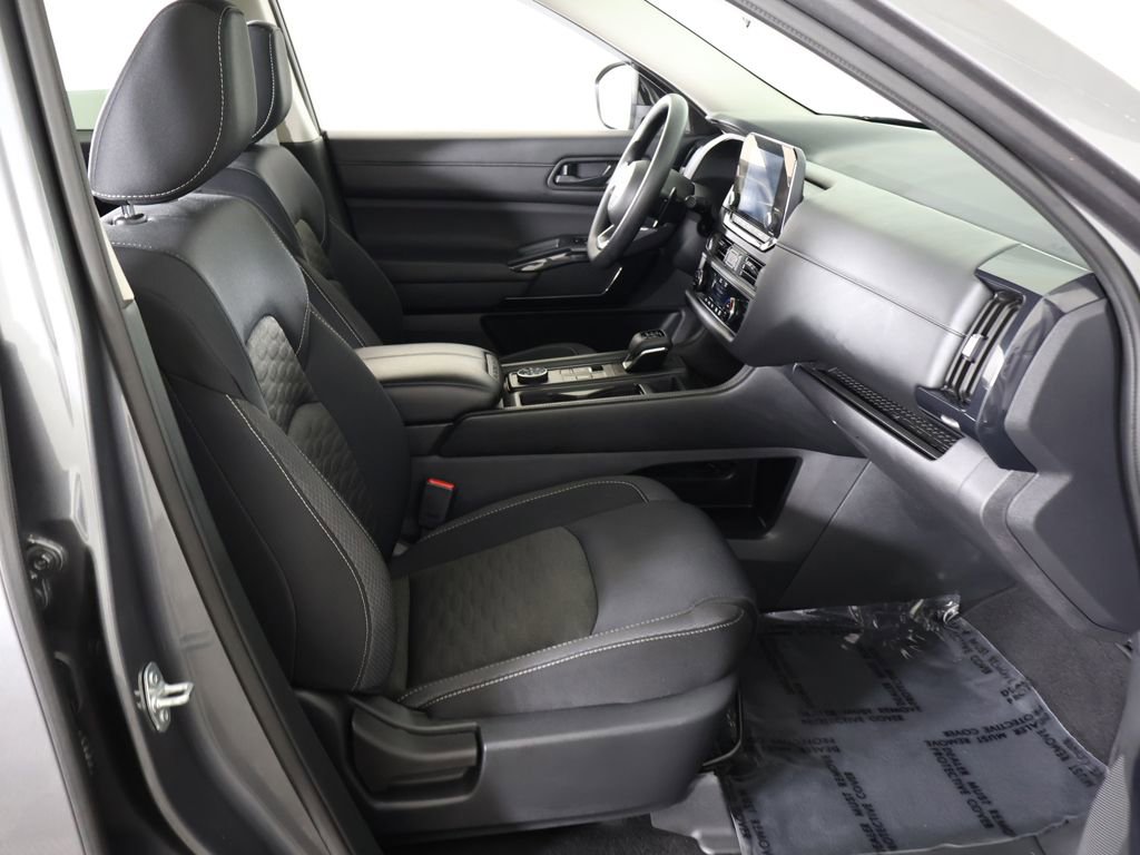 Used 2023 Nissan Pathfinder S image 27