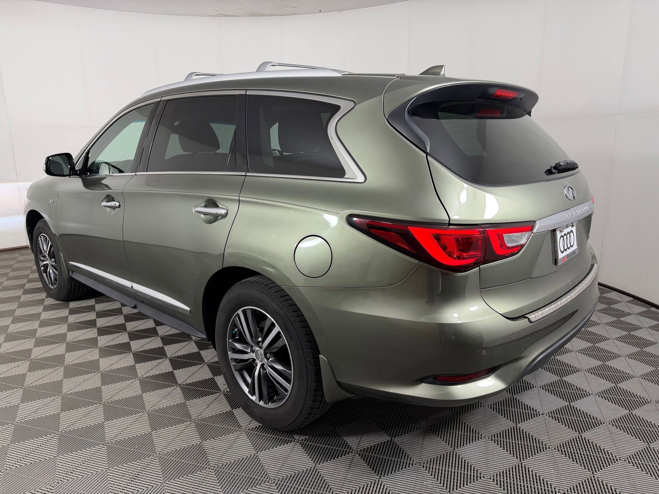 Used 2016 INFINITI QX60 Luxe w/ Premium Plus Package AWD/4WD image 3