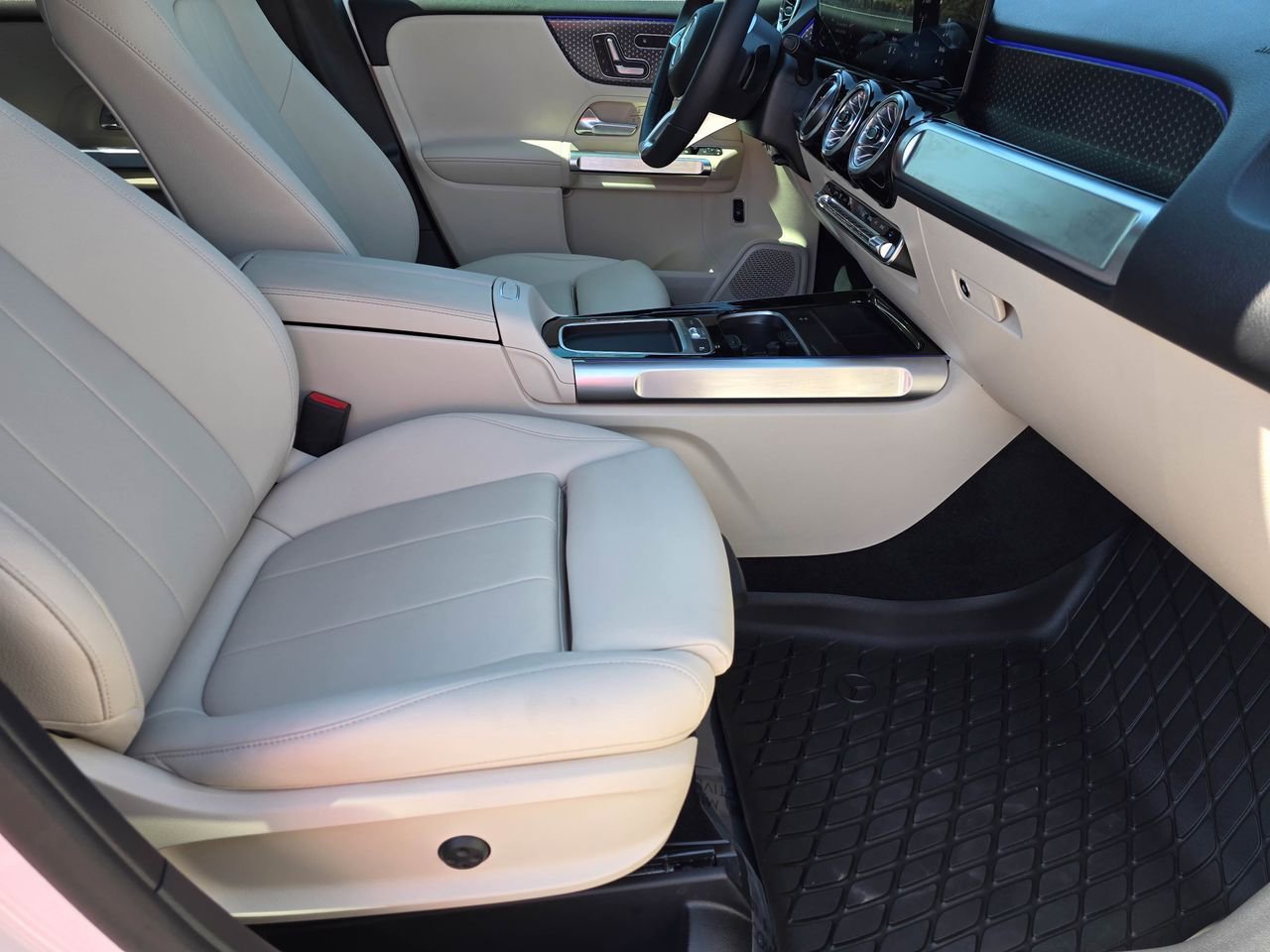 Used 2025 Mercedes-Benz GLB 250 4MATIC image 41