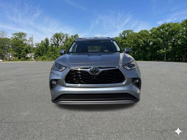 Used 2023 Toyota Highlander Platinum AWD/4WD image 3