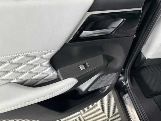 Used 2025 Mitsubishi Outlander 4WD Plug-In Hybrid image 16