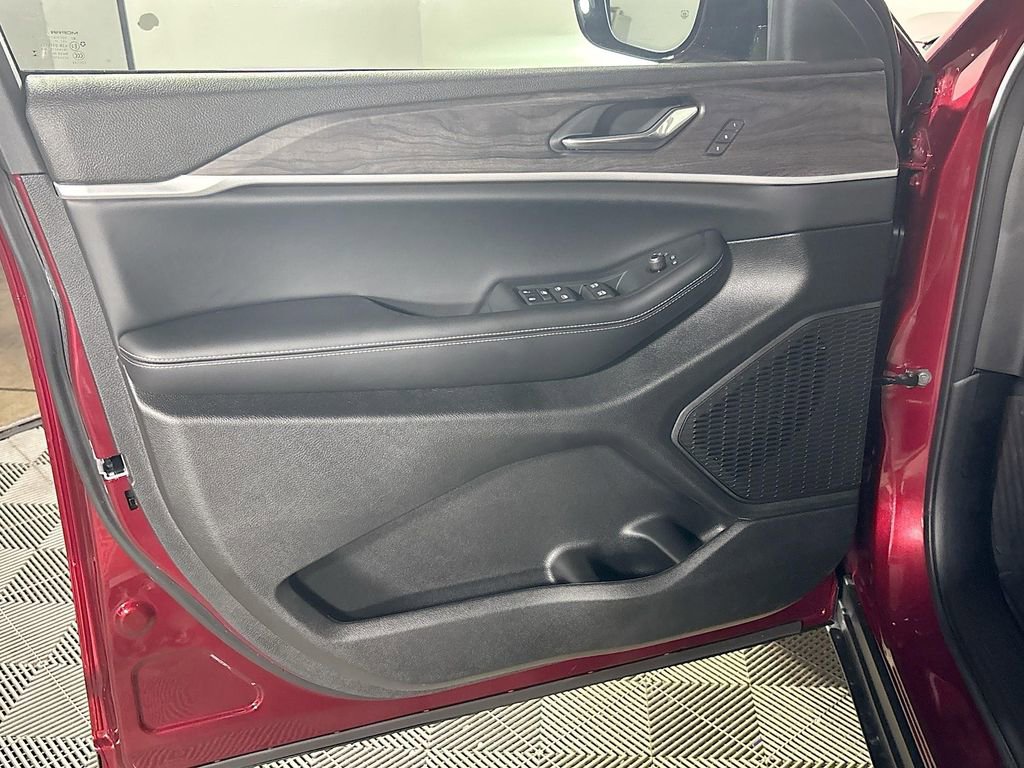New 2025 Jeep Grand Cherokee Limited image 11