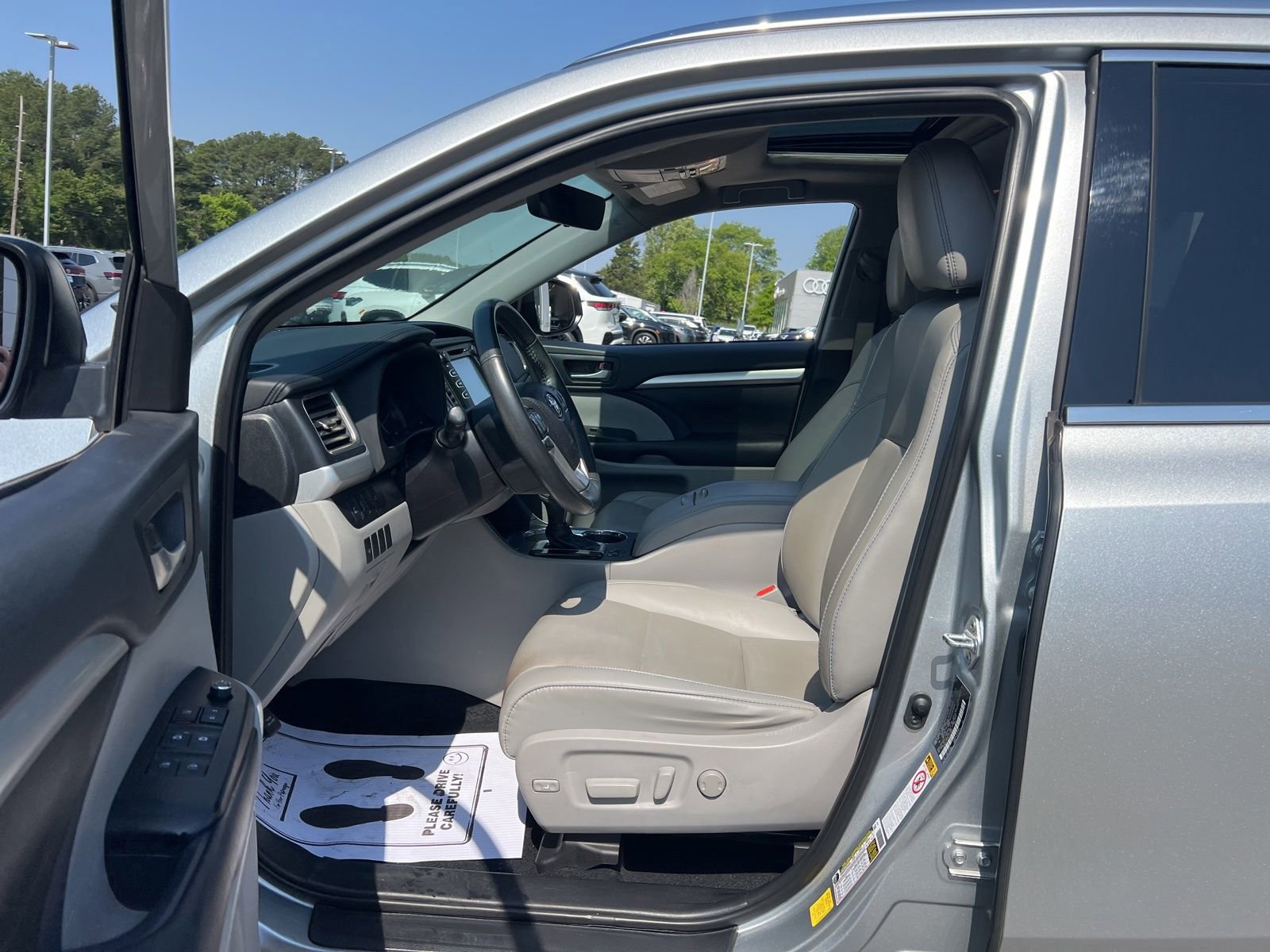 Used 2019 Toyota Highlander XLE FWD image 28