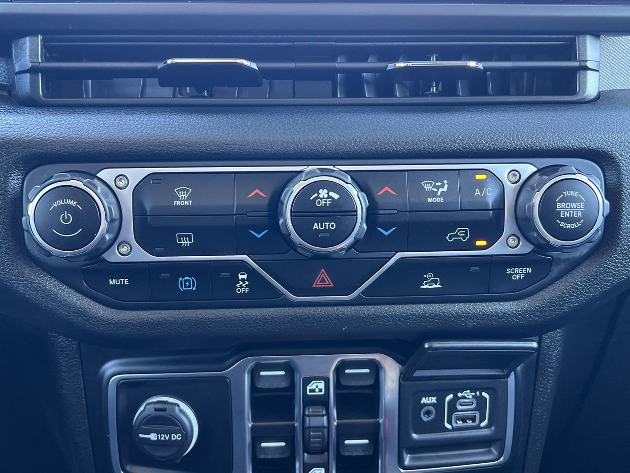 Used 2024 Jeep Wrangler Unlimited image 6