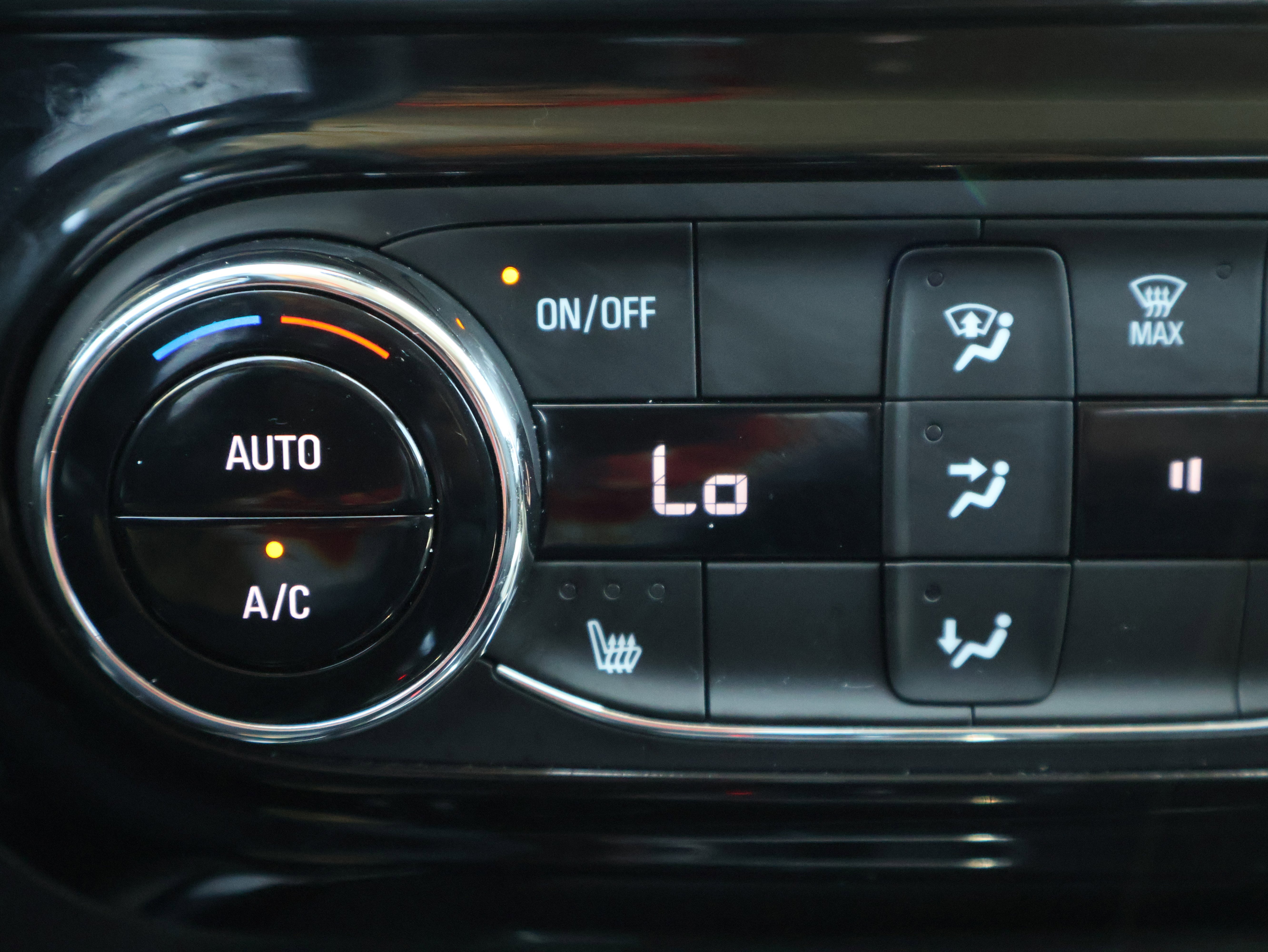 Used 2025 Chevrolet Trax LT w/ LT Convenience Package FWD image 26