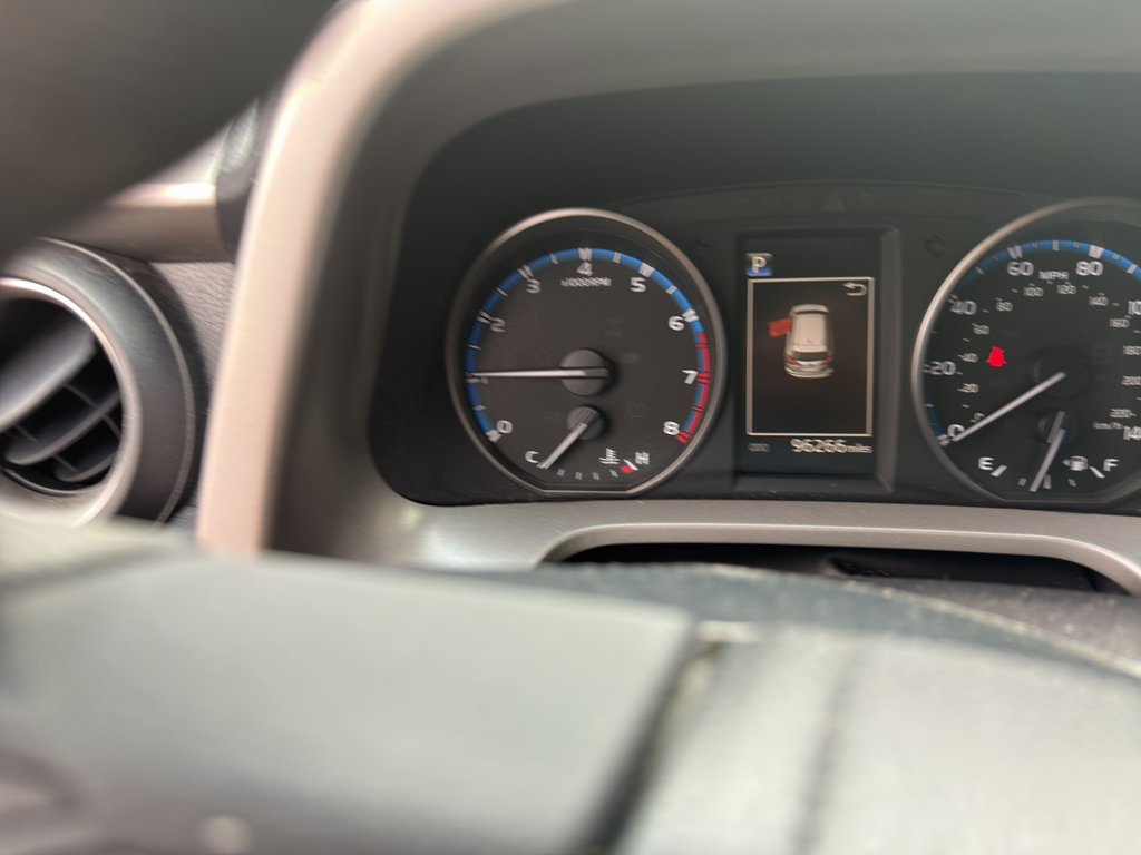 Used 2018 Toyota RAV4 LE FWD image 11