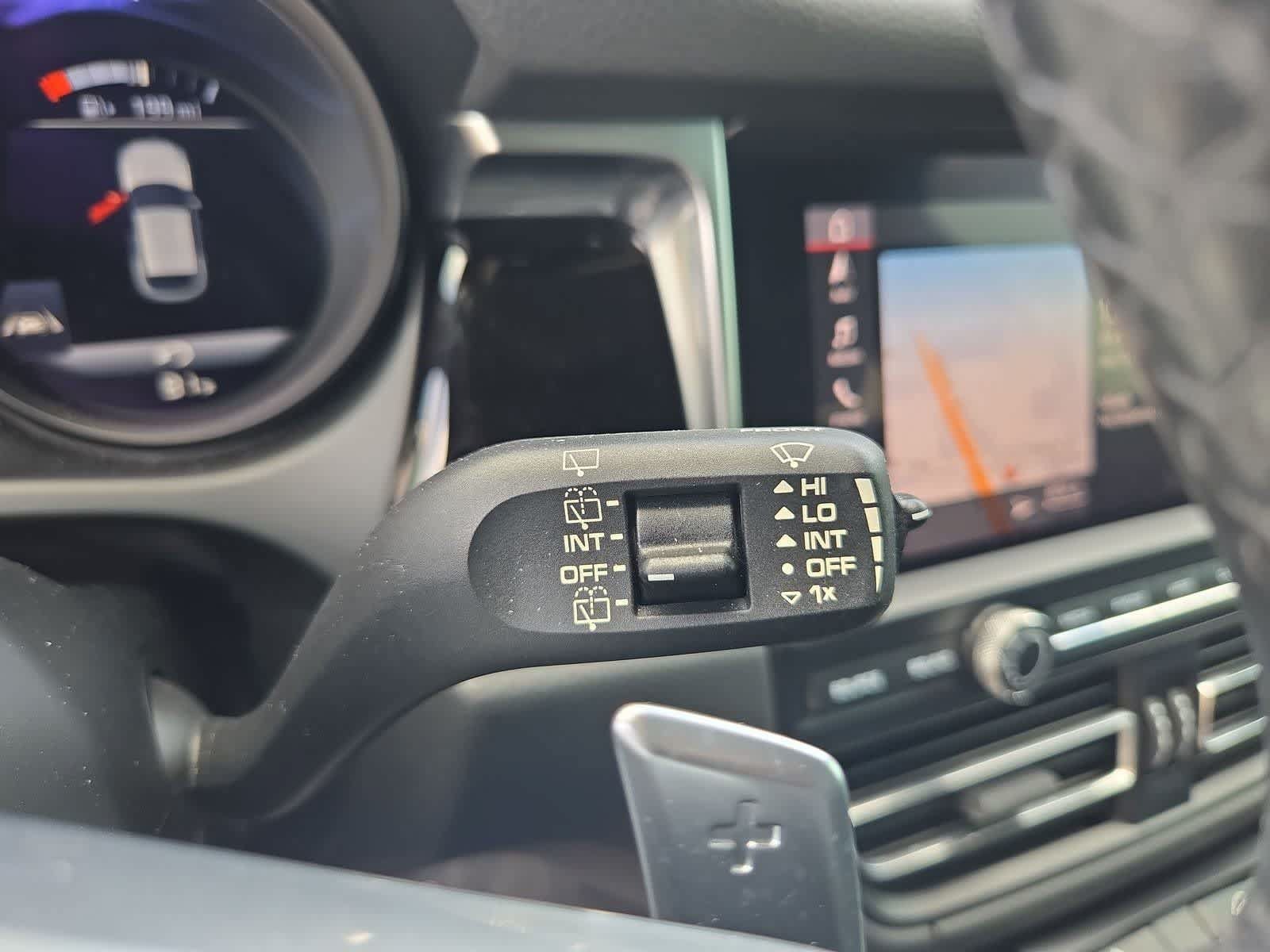 Used 2020 Porsche Macan AWD/4WD image 25