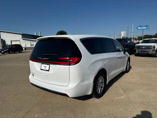 Used 2024 Chrysler Pacifica Touring-L FWD image 7