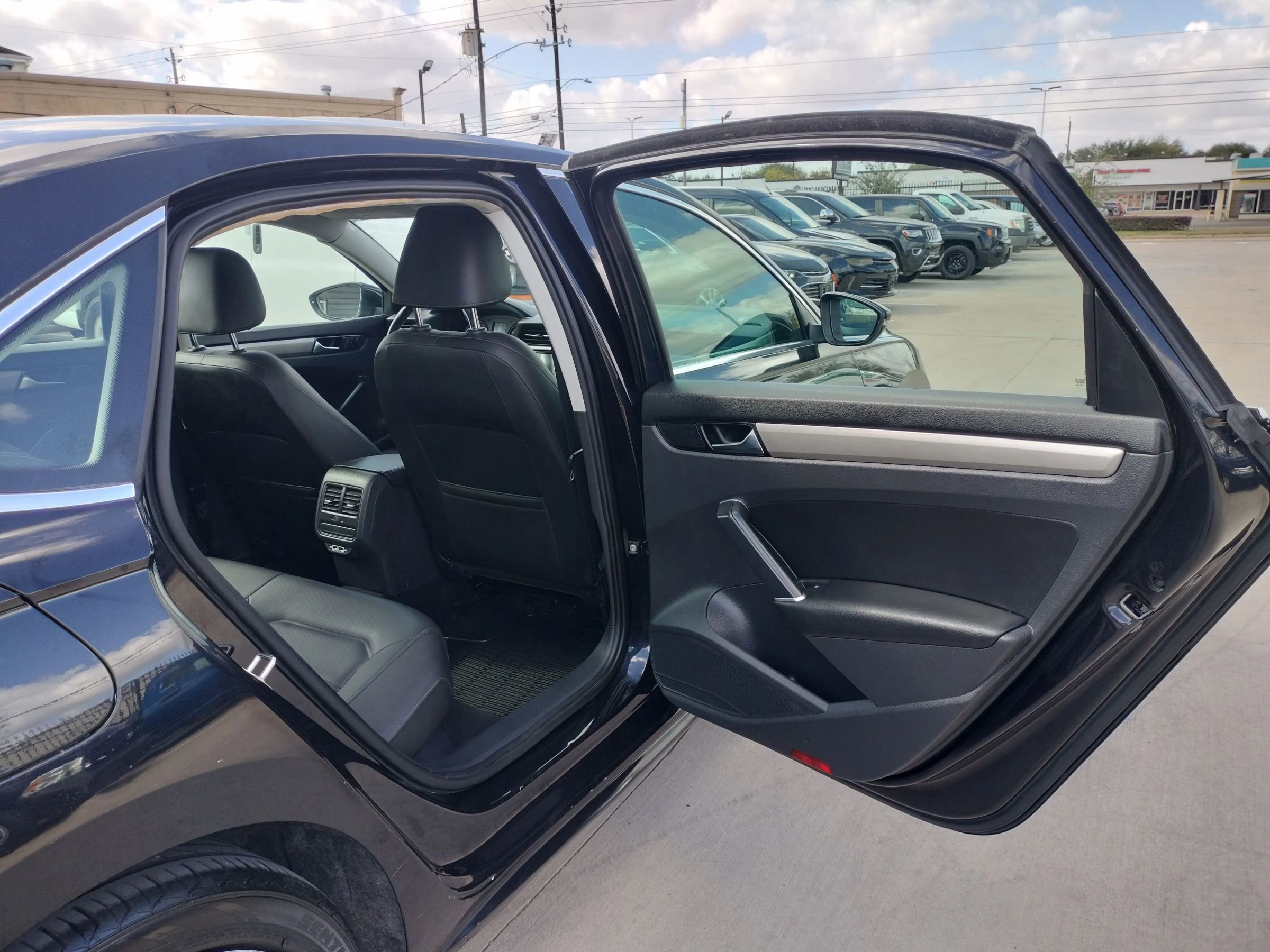 Used 2021 Volkswagen Passat 2.0T SE w/ Luggage Net & Mats Package image 33