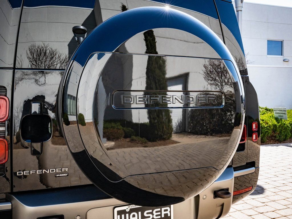Used 2023 Land Rover Defender 130 X-Dynamic SE image 17