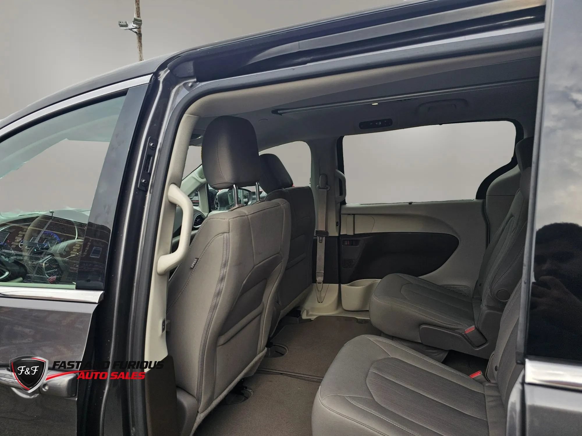 Used 2020 Chrysler Pacifica Touring w/ Advanced Safetytec Group FWD image 11