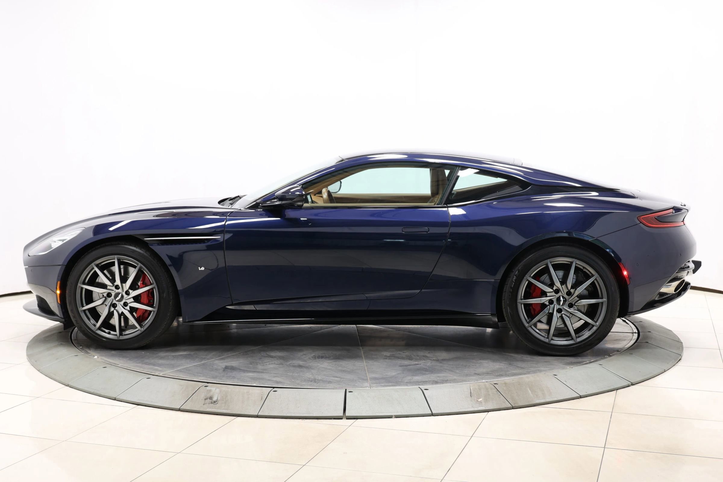 Used 2017 Aston Martin DB11 V12 image 10