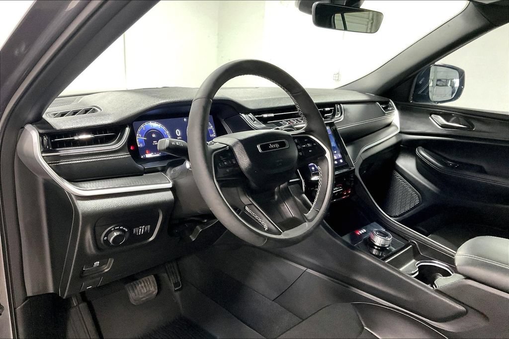 Used 2025 Jeep Grand Cherokee L Altitude AWD/4WD image 16