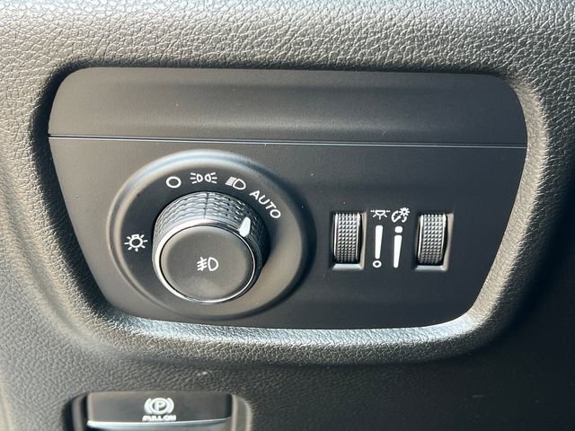 Used 2024 Jeep Grand Cherokee L Limited w/ Black Appearance Package image 21