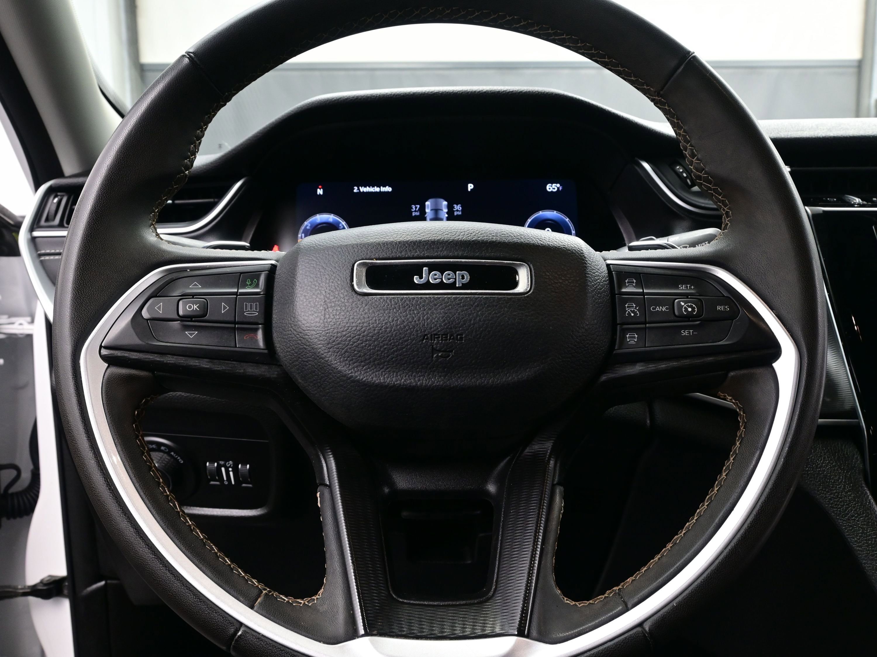 Used 2024 Jeep Grand Cherokee Laredo X image 23