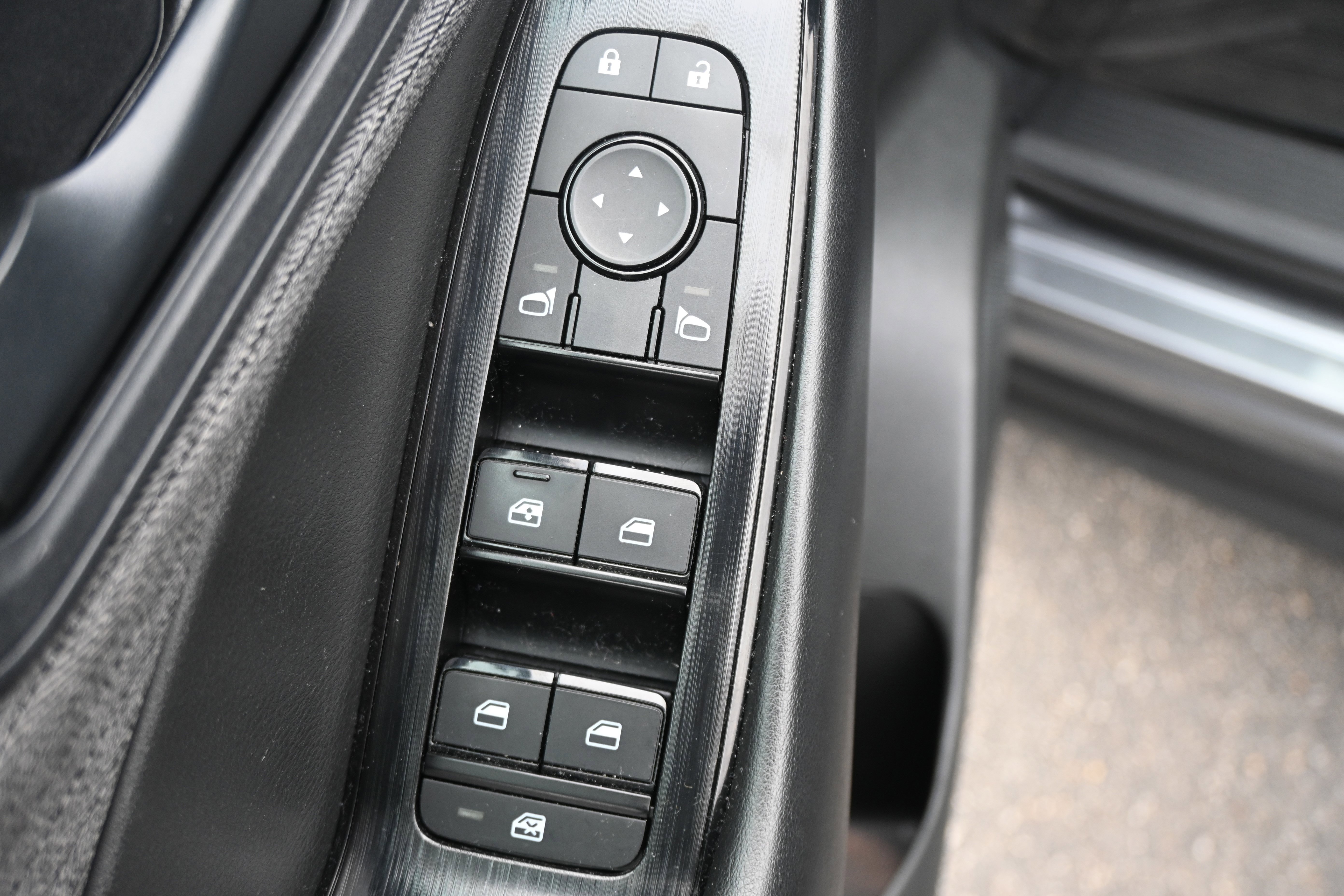 Used 2023 Nissan Rogue S image 15