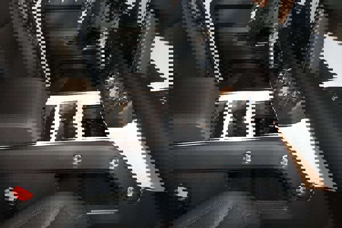 Used 2025 Land Rover Defender 110 S image 65