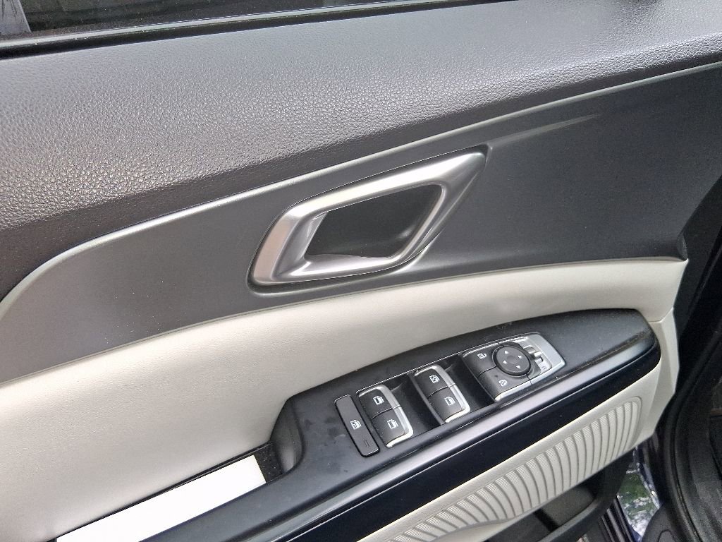 Used 2023 Kia Carnival LX FWD image 14