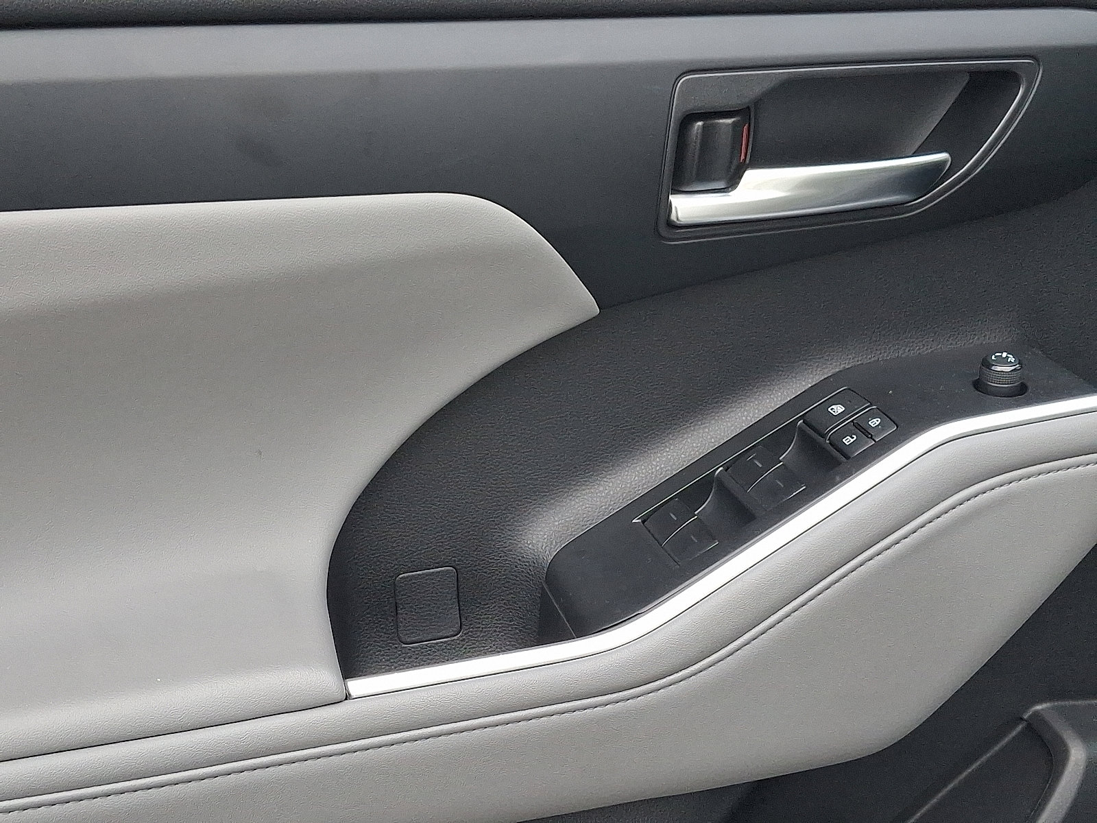 Used 2022 Toyota Highlander XLE image 12