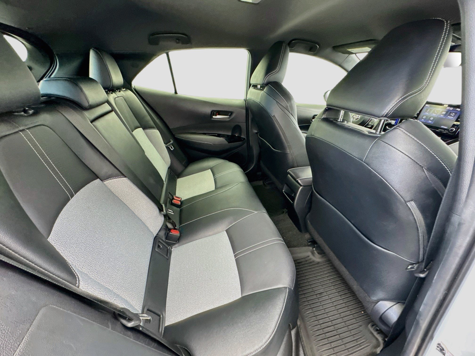 Used 2022 Toyota Corolla XSE FWD image 17