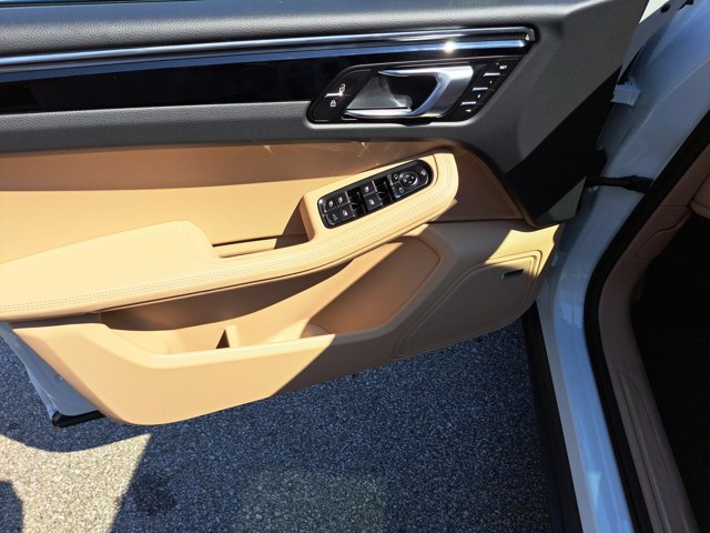 Certified 2025 Porsche Macan AWD/4WD image 25