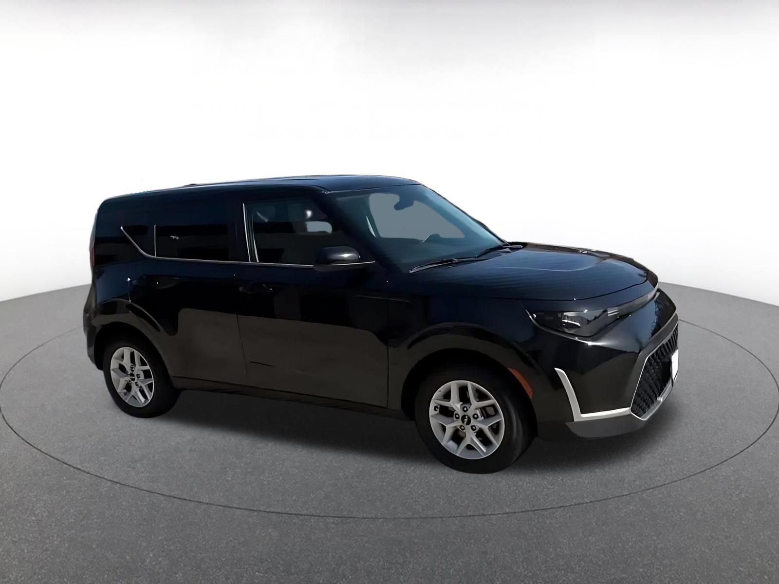 Used 2025 Kia Soul LX w/ LX Technology Package FWD image 2