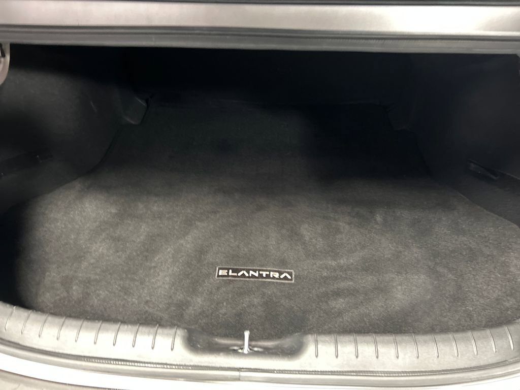 Used 2025 Hyundai Elantra SE image 21