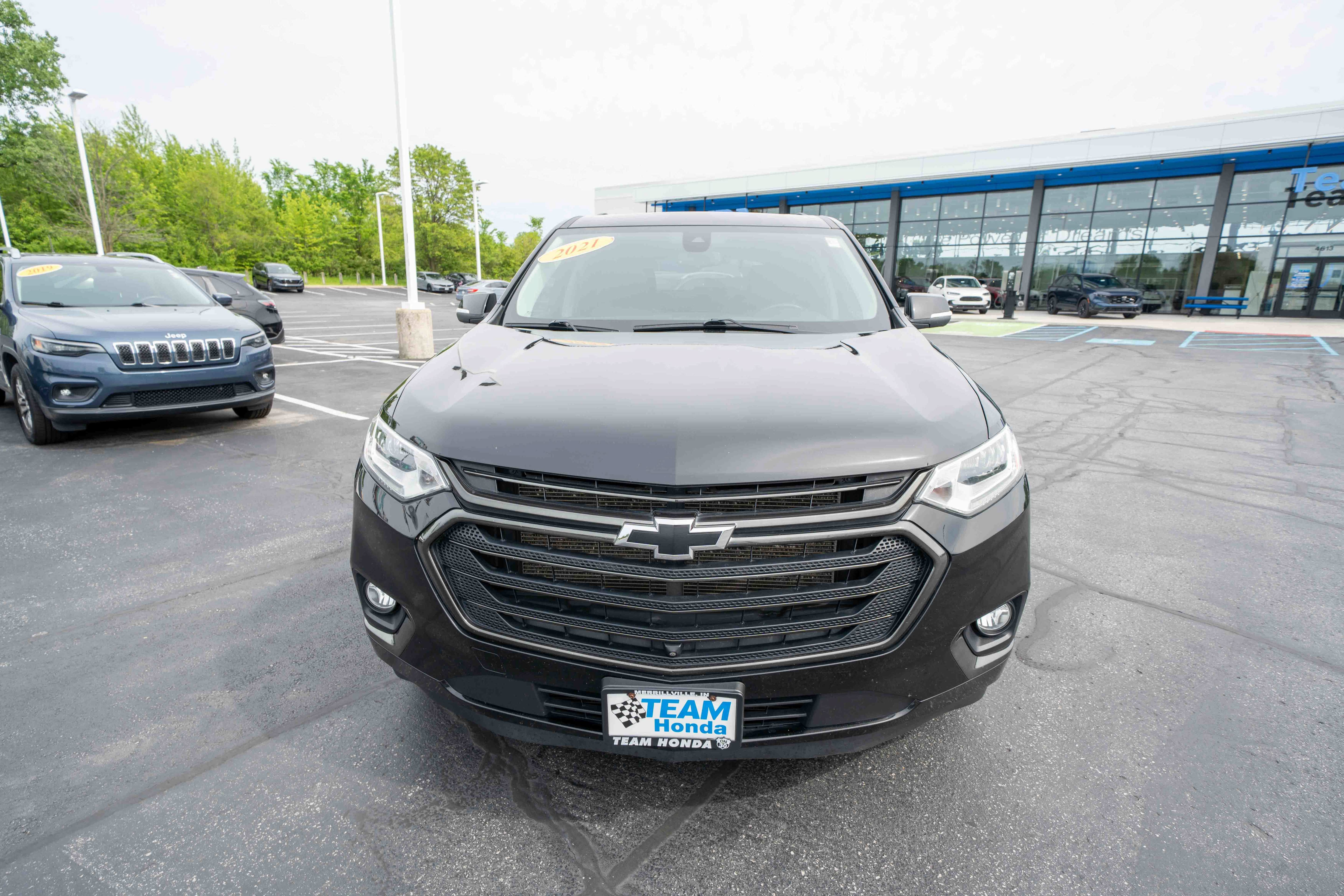 Used 2021 Chevrolet Traverse Premier w/ Redline Edition AWD/4WD image 2