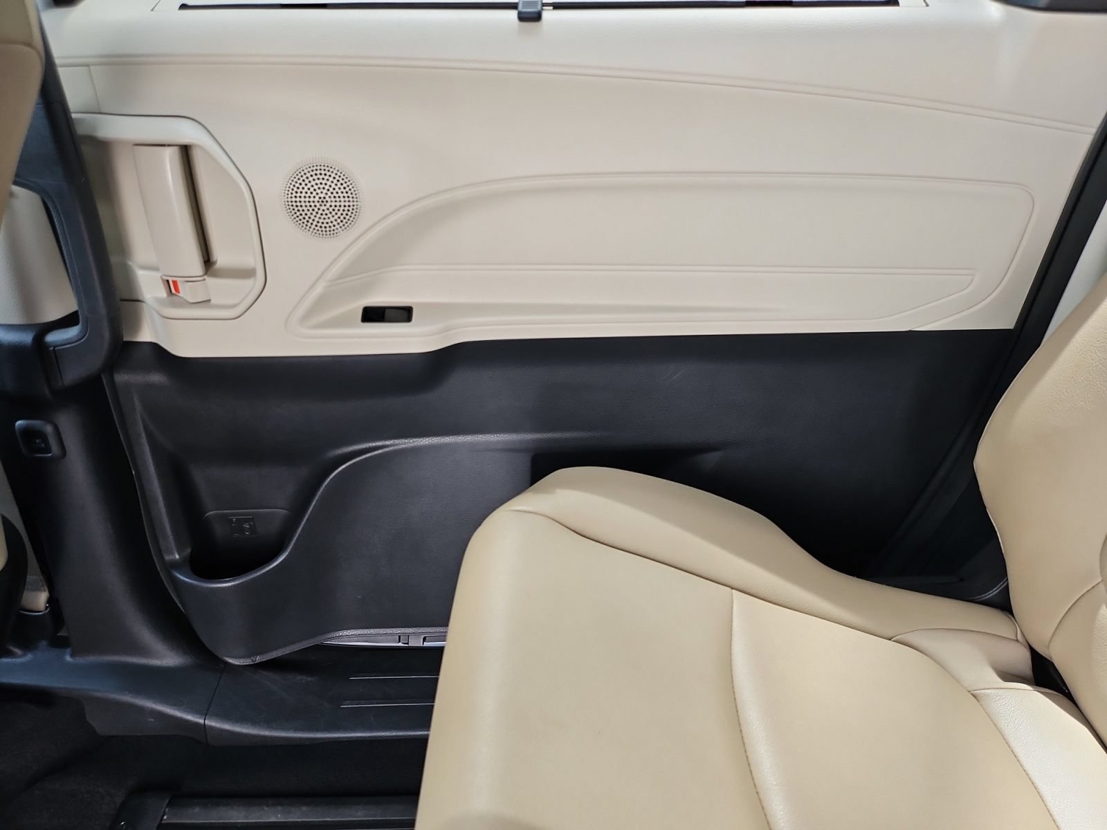 Used 2023 Toyota Sienna XLE FWD image 37