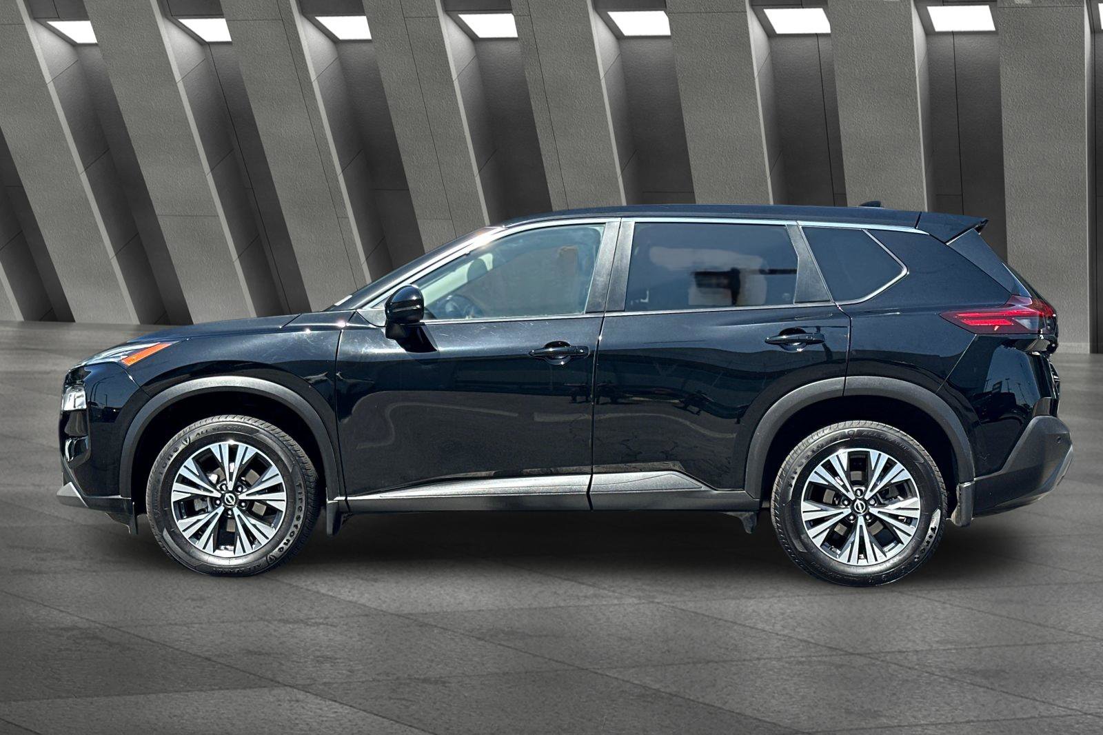 Used 2023 Nissan Rogue SV image 7