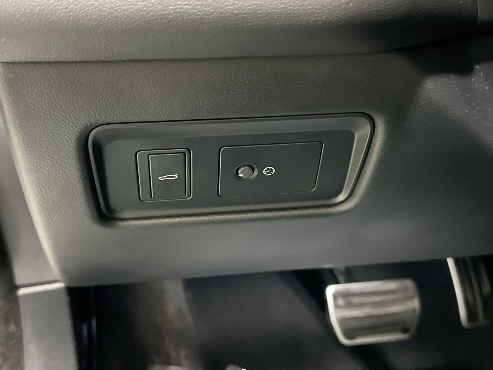 Used 2022 Jaguar XF R-Dynamic SE image 18