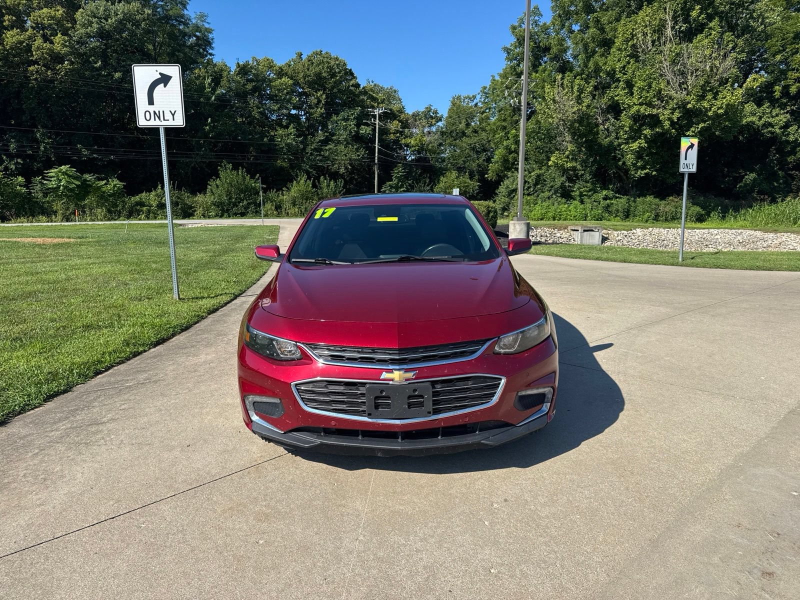 Used 2017 Chevrolet Malibu Premier w/ Premier Sun and Wheel Package FWD image 2