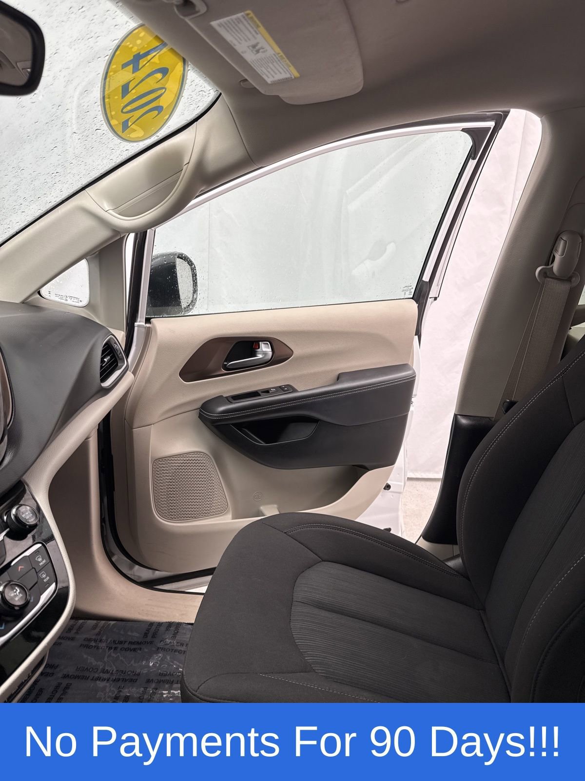 Used 2024 Chrysler Voyager LX image 21