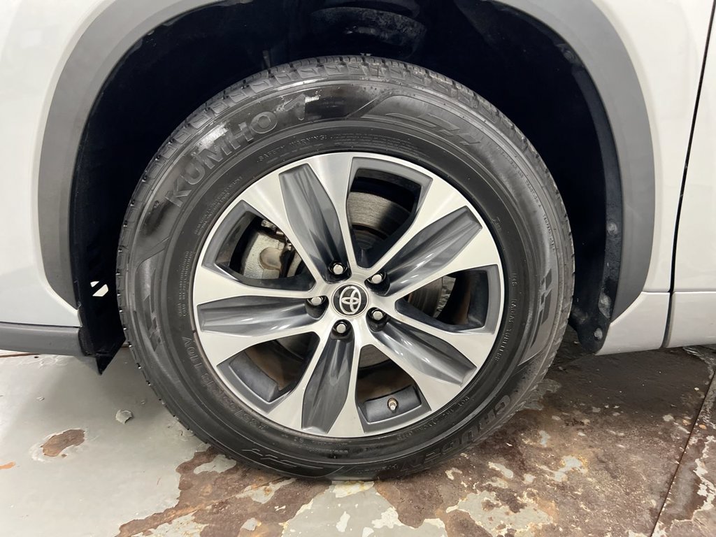 Used 2024 Toyota Highlander XLE FWD image 29
