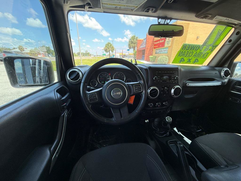 Used 2017 Jeep Wrangler Unlimited Sahara w/ Connectivity Group AWD/4WD image 12