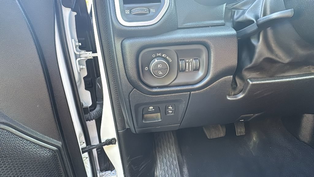 Used 2025 RAM 1500 4x4 Crew Cab image 16
