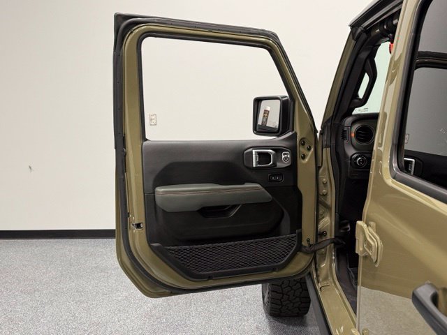 Used 2025 Jeep Gladiator Mojave w/ Convenience Group AWD/4WD image 10