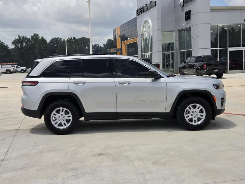 Used 2025 Jeep Grand Cherokee Laredo RWD image 8