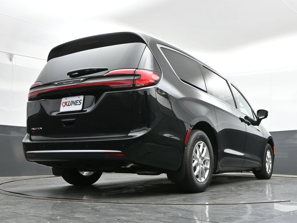 New 2027 Chrysler Pacifica Select FWD image 34