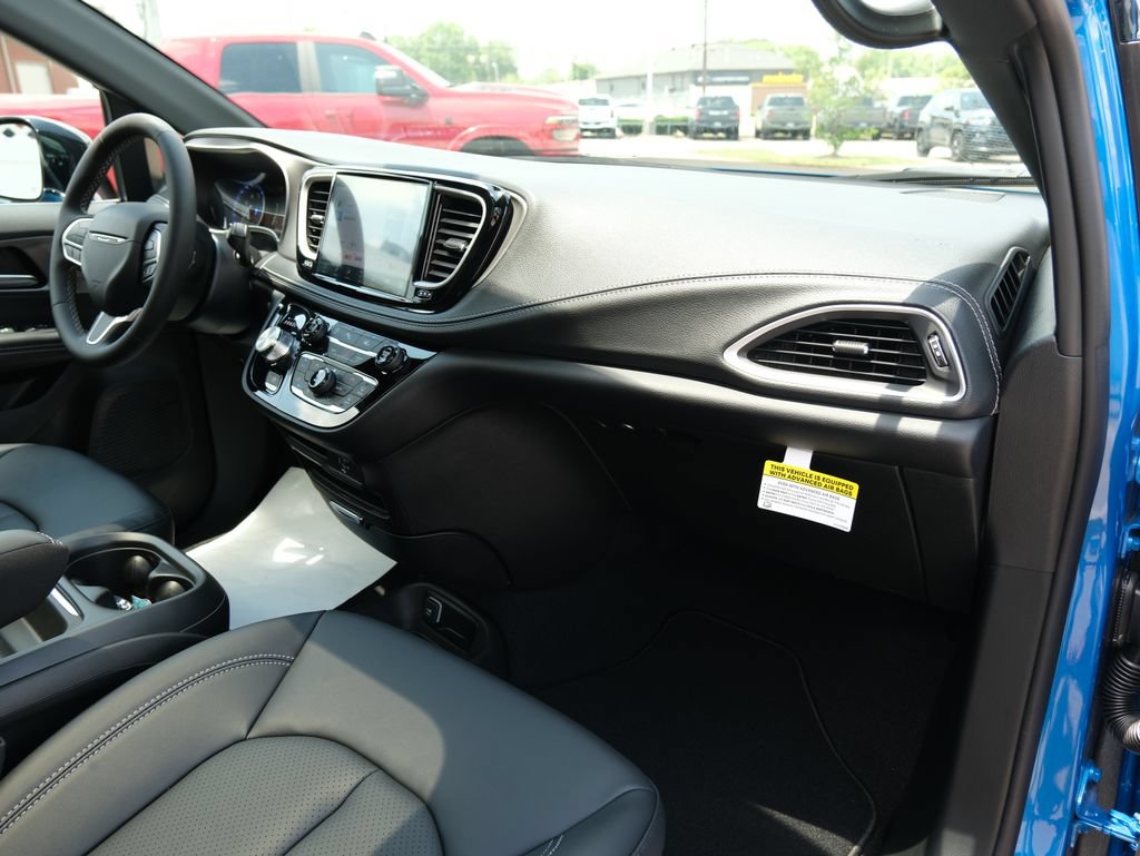 New 2027 Chrysler Pacifica Select w/ Family Tech Group FWD image 34