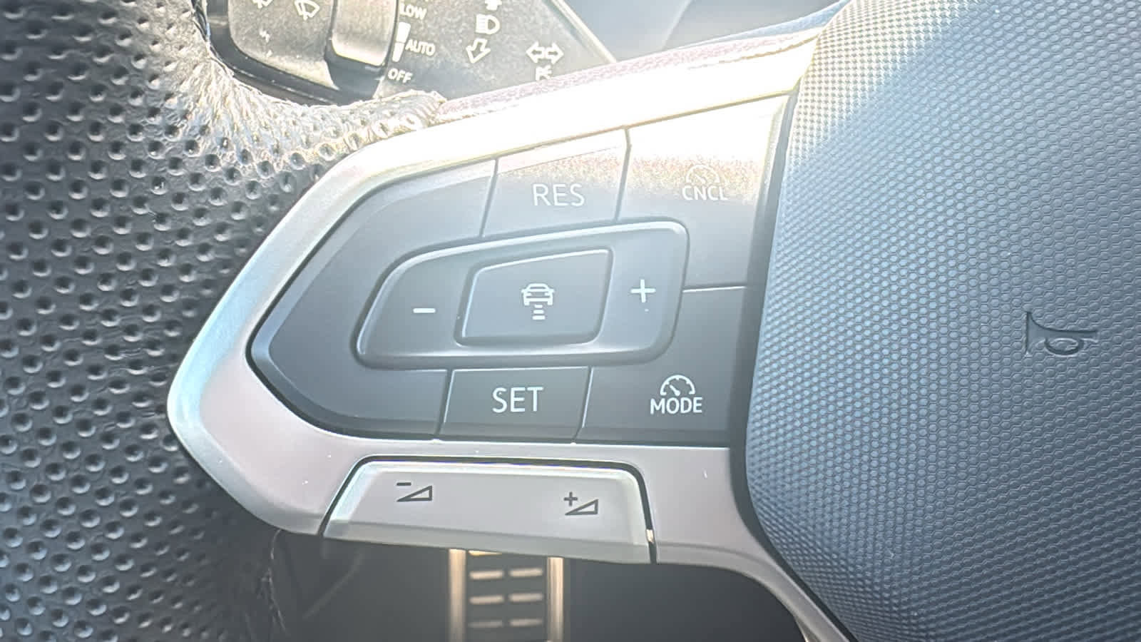 Used 2025 Volkswagen Tiguan SE R-Line AWD/4WD image 10