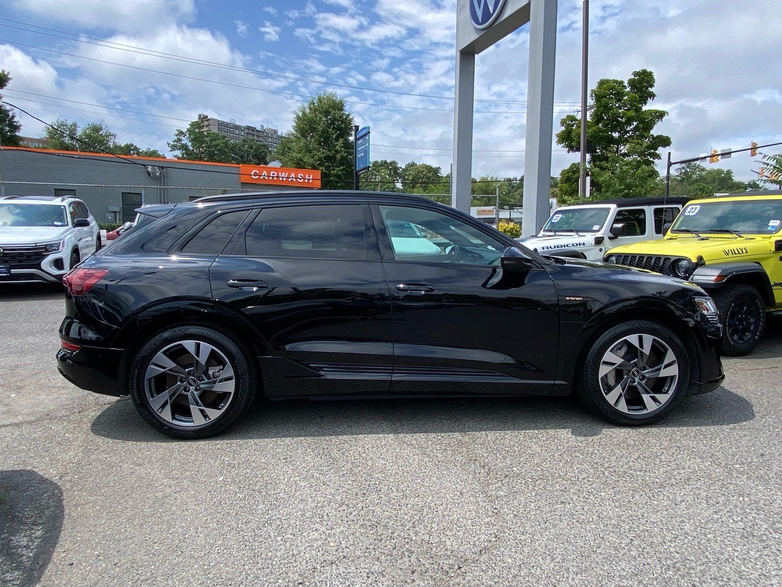 Used 2022 Audi e-tron Premium w/ Convenience Plus Package AWD/4WD image 2