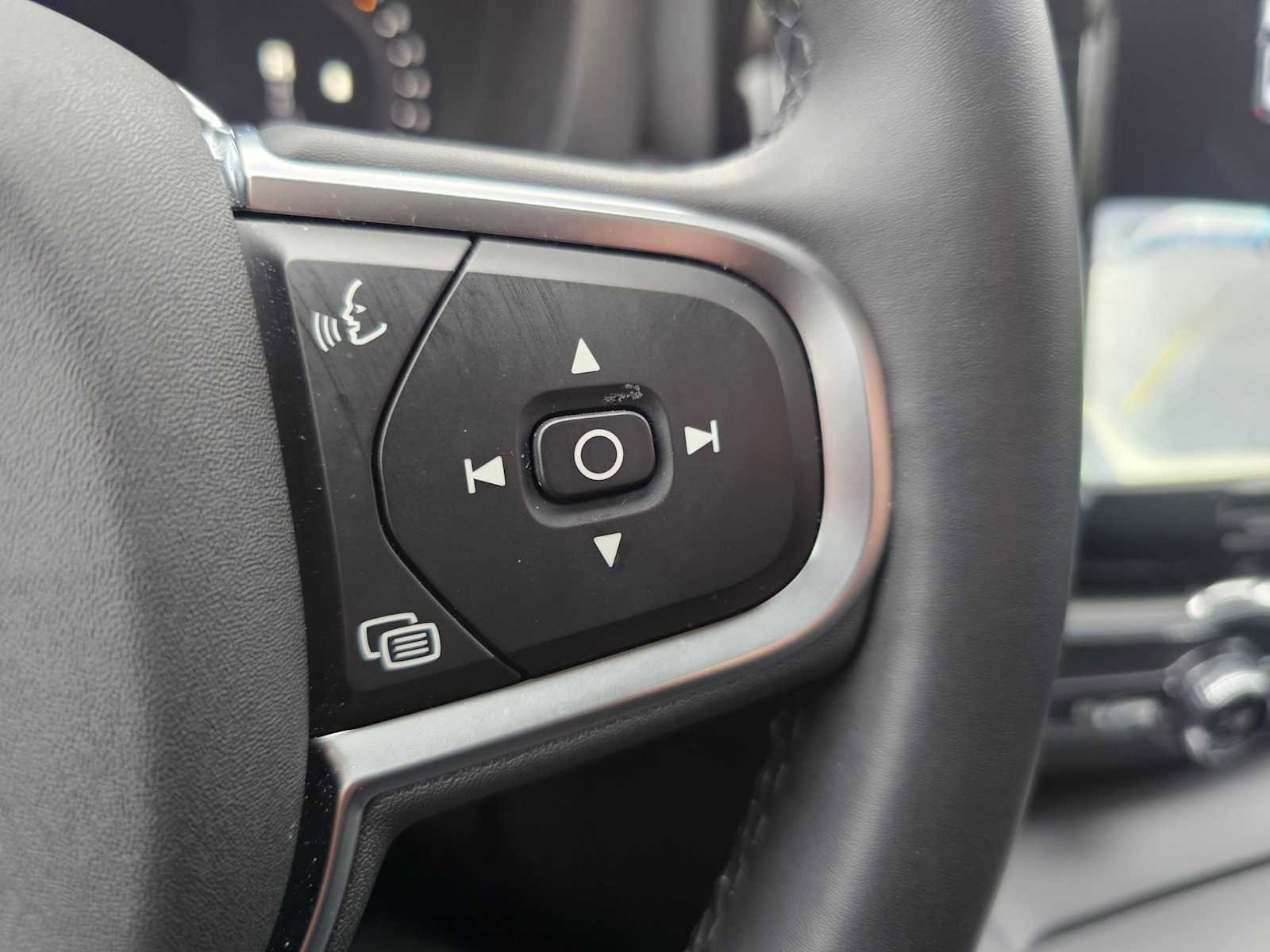 Certified 2025 Volvo XC60 B5 Core w/ Protection Package Premier image 35