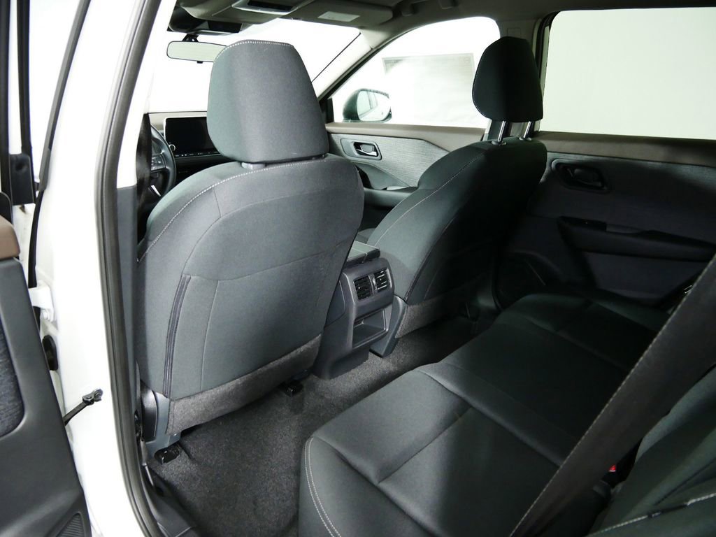 Used 2023 Nissan Rogue S image 17