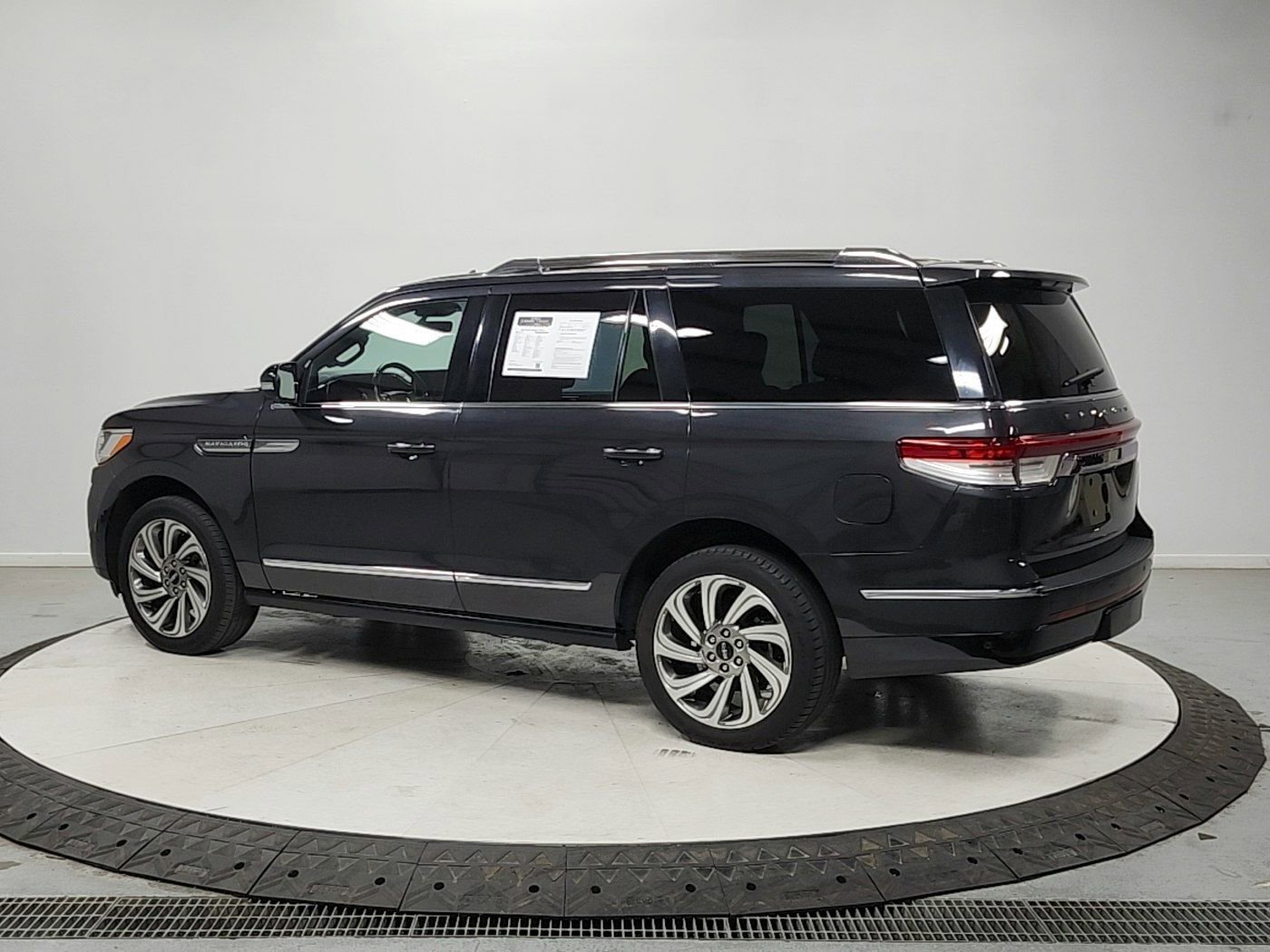 Used 2023 Lincoln Navigator Reserve image 5