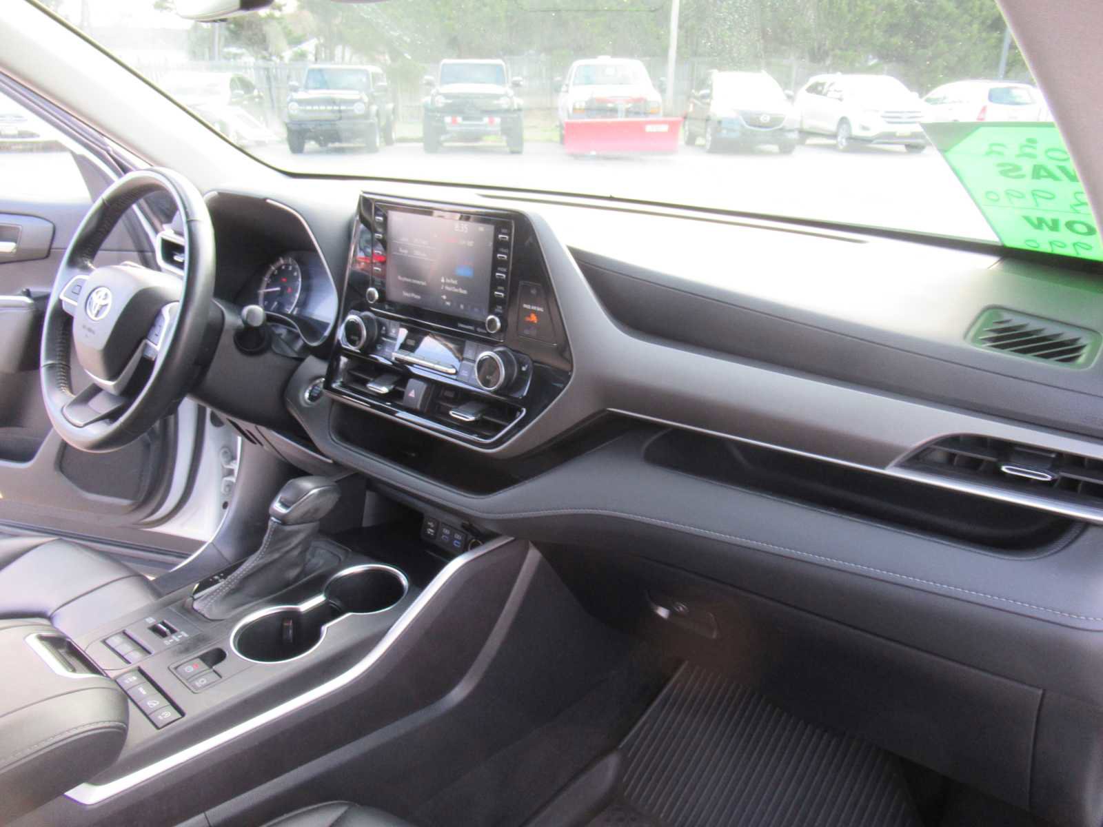 Used 2022 Toyota Highlander XLE image 28