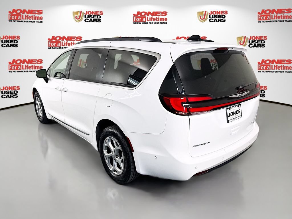 Used 2023 Chrysler Pacifica Limited AWD/4WD image 2