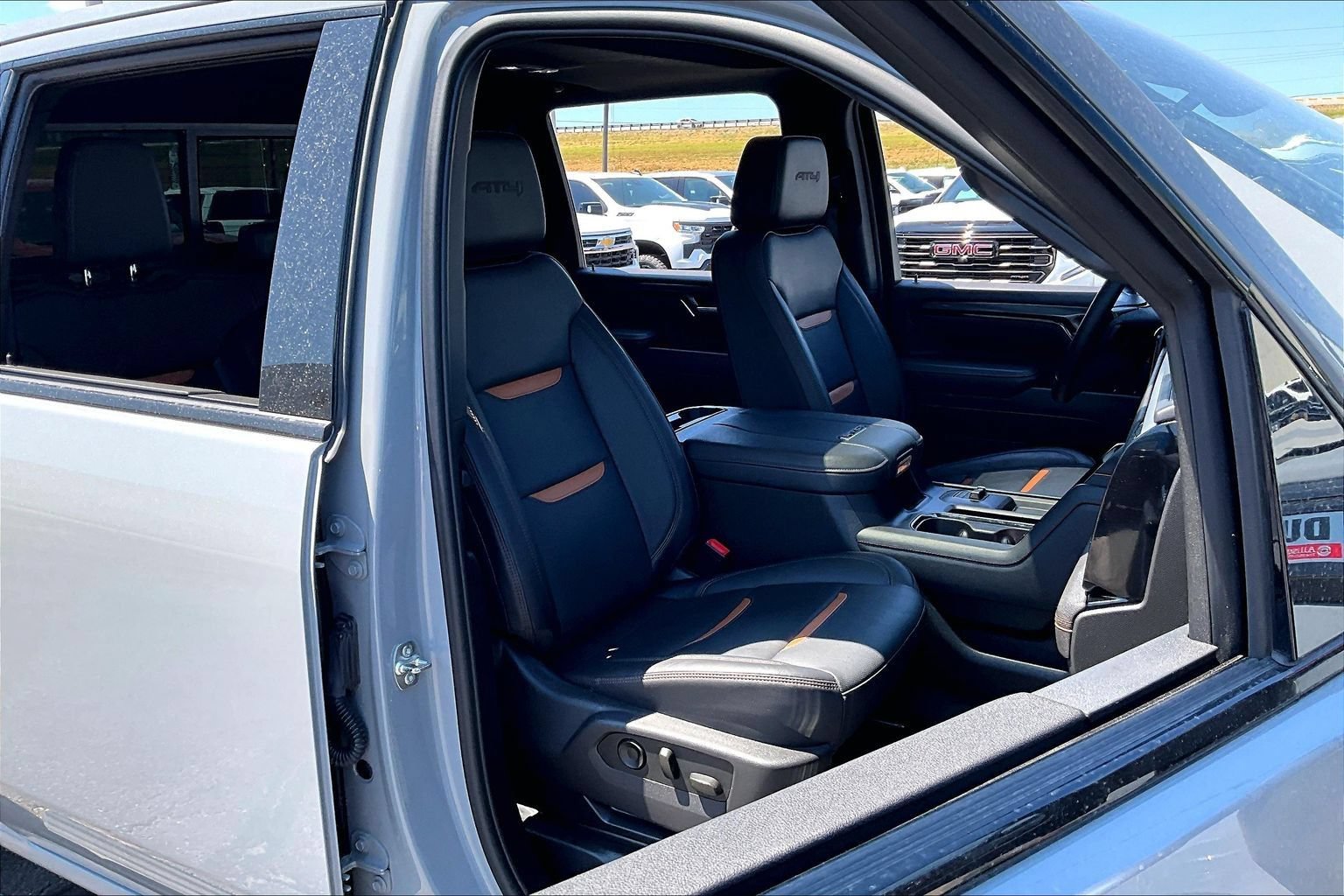 Used 2025 GMC Sierra 2500 AT4 w/ AT4 Premium Plus Package AWD/4WD image 7