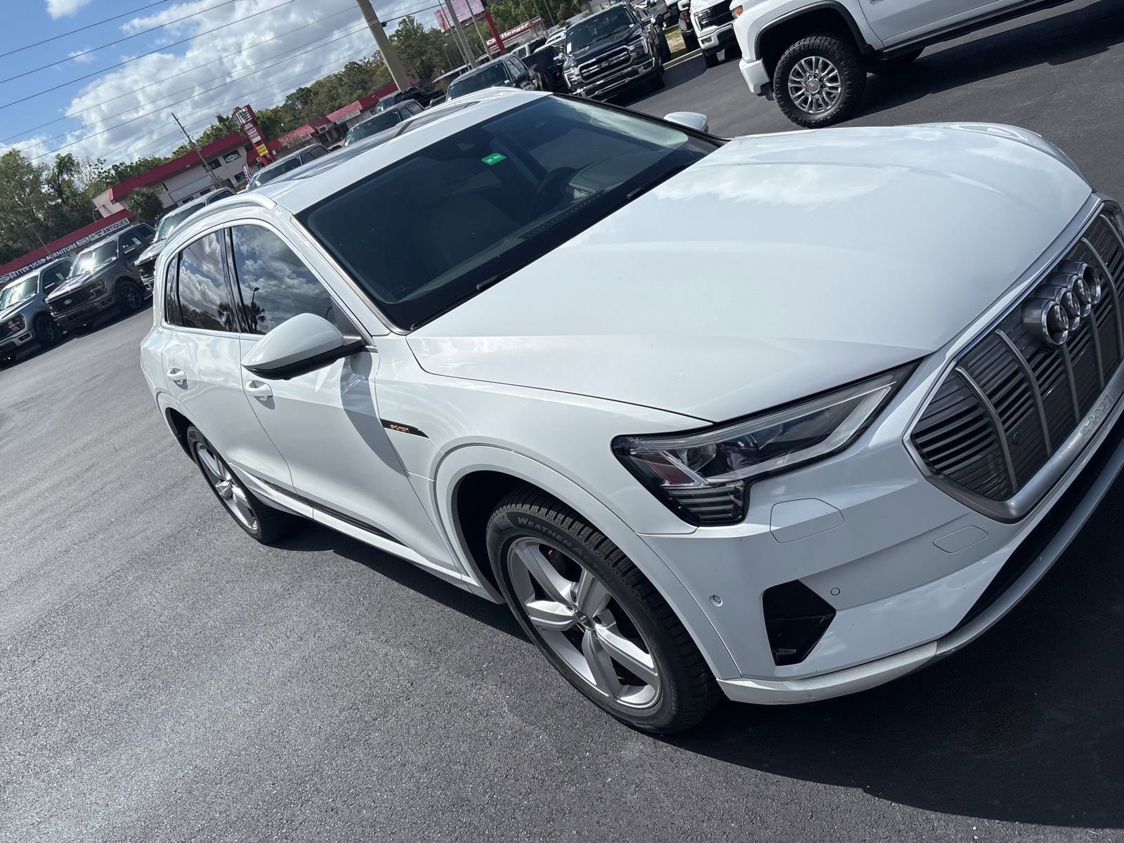 Used 2019 Audi e-tron Premium Plus image 3